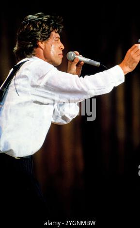 The Rolling Stones, Konzert der berühmten britischen Rockband in Deutschland, 1990, Bild: Mick Jagger, cantautore, frontman dei Rolling Stones sul palco Foto Stock