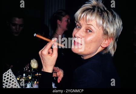 Goldene Kamera 1999, Verleihung 9. Febbraio 1999 a Berlino, Gast: Die populäre dänische Sängerin Gitte Haenning, Ritratto mit Zigarillo Foto Stock