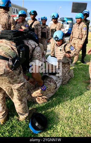 Sidon, Libano. 7 novembre 2024. Un peacekeeper ferito riceve un trattamento a seguito di un attacco di droni israeliani a Sidon, Libano, il 7 novembre 2024. La forza provvisoria delle Nazioni Unite in Libano (UNIFIL) ha annunciato in una dichiarazione di giovedì che cinque peacekeeper sono stati feriti in un attacco israeliano con droni nella città libanese meridionale di Sidone. Crediti: Ali Hashisho/Xinhua/Alamy Live News Foto Stock