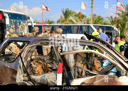 Sidon, Libano. 7 novembre 2024. Questa foto mostra i danni causati da un attacco di droni israeliano a Sidone, Libano, il 7 novembre 2024. La forza provvisoria delle Nazioni Unite in Libano (UNIFIL) ha annunciato in una dichiarazione di giovedì che cinque peacekeeper sono stati feriti in un attacco israeliano con droni nella città libanese meridionale di Sidone. Crediti: Ali Hashisho/Xinhua/Alamy Live News Foto Stock