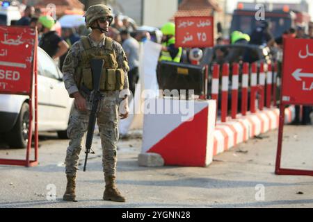 Sidon, Libano. 7 novembre 2024. Un soldato fa la guardia dopo un attacco di droni israeliani a Sidone, Libano, il 7 novembre 2024. La forza provvisoria delle Nazioni Unite in Libano (UNIFIL) ha annunciato in una dichiarazione di giovedì che cinque peacekeeper sono stati feriti in un attacco israeliano con droni nella città libanese meridionale di Sidone. Crediti: Ali Hashisho/Xinhua/Alamy Live News Foto Stock