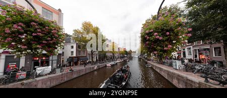 Amsterdam, NL, 10 ottobre 2021: Tipici edifici olandesi e canali panoramici di Amsterdam, la capitale dei Paesi Bassi. Foto Stock