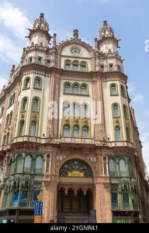 Brudern House conosciuta anche come Paris Courtyard in Piazza Ferenciek, Budapest, Ungheria. Foto Stock