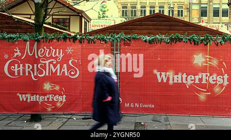 Glasgow, Scozia, Regno Unito. 8 novembre 2024. Meteo nel Regno Unito: Clima autunnale clima nuvoloso mentre la gente del posto si confrontava con il natale e i primi segni del natale sul miglio stile, mentre il winterfest della città iniziava ad apparire con il mercatino di natale in piazza st enoch. Credit Gerard Ferry/Alamy Live News Foto Stock