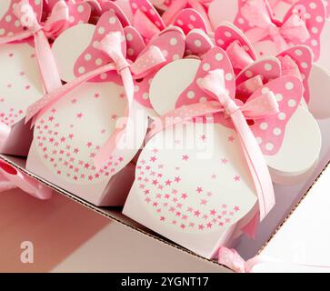 I pois rosa favoriscono le scatole con fiocchi e decorazioni a stelle per la doccia della bambina o la festa di compleanno Foto Stock