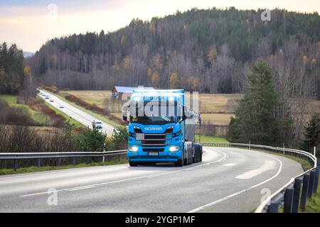 Semi-rimorchio con serbatoio Blue Scania 560R XT Rekka Group che fornisce il carico su strada in una giornata autunnale, fari abbaglianti accesi brevemente. Salo, Finlandia. 25 ottobre 2024. Foto Stock