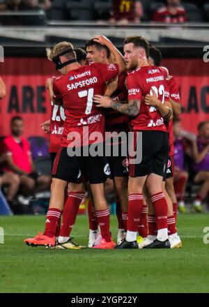 Parramatta, Australia. 8 novembre 2024. La squadra dei Western Sydney Wanderers festeggia dopo aver segnato un gol durante il quarto turno di Isuzu UTE A-League 2024-25 tra Western Sydney Wanderers FC e Newcastle Jets FC al CommBank Stadium di Parramatta. Punteggio finale; Western Sydney Wanderers 4:1 Newcastle Jets. Credito: SOPA Images Limited/Alamy Live News Foto Stock