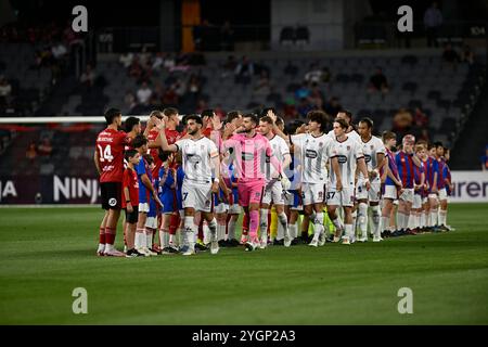 8 novembre 2024; CommBank Stadium, Sydney, NSW, Australia: A-League Football, WESTERN Sydney Wanderers contro Newcastle Jets; i giocatori si stringono la mano prima del calcio d'inizio Foto Stock