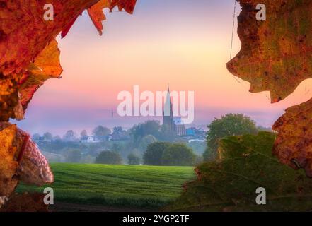 Alba su una piccola città con foglie di uva colorate autunnali incorniciate nel Limburgo Paesi Bassi Foto Stock