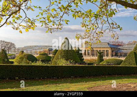 Verande, ampi giardini interni, Viewing plaza, Topiary Garden, Pennsylvania, Longwood Gardens, Kennett Square, PA, autunno Foto Stock