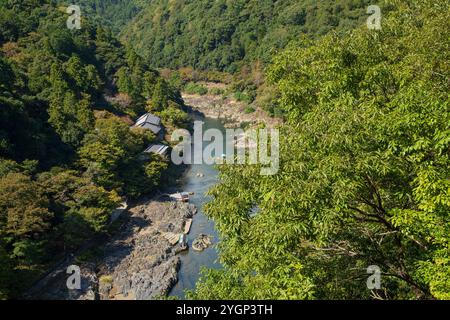 Vista del fiume Katsura all'interno del quartiere di Arashiyama dalla cima della montagna. Potete vedere le barche che si dirigono verso il basso. Foto Stock