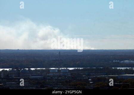 Philadelphia, Pennsylvania, Stati Uniti. 8 novembre 2024. Numerosi incendi boschivi del New Jersey visti da Philadelphia, Pennsylvania, a causa del clima secco e dei venti che alimentano gli avvertimenti di bandiera rossa l'8 novembre 2024. Crediti: Mpi34/Media Punch/Alamy Live News Foto Stock