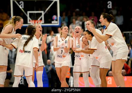 Hagen, Germania. 8 novembre 2024. Giubilazione finale GER; da sinistra verso destra Marie GUELICH (Gulich) (GER), Marie BERTHOLDT (GER), Alexandra WILKE (GER), Jessika SCHIFFER (GER), Laura ZOLPER (GER), Luisa GEISELSOEDER (Geiselsoder) (GER) qualificazione al campionato europeo di pallacanestro femminile, Germania (GER) - Grecia (GRE) 79:76, il 7 novembre 2024 a Hagen/Germania credito: dpa/Alamy Live News Foto Stock