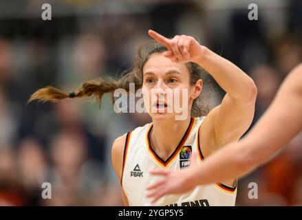 Hagen, Germania. 8 novembre 2024. Jennifer CROWDER (GER) gesto, qualificazione al campionato europeo di pallacanestro femminile, Germania (GER) - Grecia (GRE) 79:76, on 07.11.2024 a Hagen/Germania credito: dpa/Alamy Live News Foto Stock