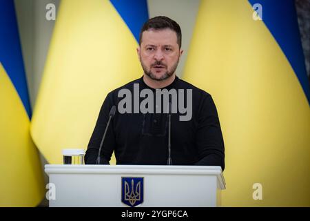 Kiev, Ucraina. 8 novembre 2024. Il presidente ucraino Volodymyr Zelenskyy, pronuncia le sue osservazioni prima di rilasciare certificati per appartamenti gratuiti agli eroi dell'Ucraina e ai familiari dei guerrieri caduti durante una cerimonia al Palazzo Mariinskyi, 8 novembre 2024 a Kiev, Ucraina. Credito: Presidenza Ucraina/Ufficio stampa presidenziale ucraino/Alamy Live News Foto Stock