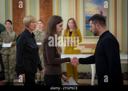 Kiev, Ucraina. 8 novembre 2024. Il presidente ucraino Volodymyr Zelenskyy, a destra, presenta i certificati per appartamenti gratuiti agli eroi dell'Ucraina e ai familiari dei guerrieri caduti durante una cerimonia al Palazzo Mariinskyi, 8 novembre 2024 a Kiev, Ucraina. Credito: Presidenza Ucraina/Ufficio stampa presidenziale ucraino/Alamy Live News Foto Stock