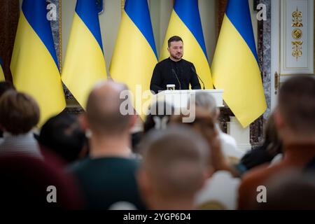 Kiev, Ucraina. 8 novembre 2024. Il presidente ucraino Volodymyr Zelenskyy, pronuncia le sue osservazioni prima di rilasciare certificati per appartamenti gratuiti agli eroi dell'Ucraina e ai familiari dei guerrieri caduti durante una cerimonia al Palazzo Mariinskyi, 8 novembre 2024 a Kiev, Ucraina. Credito: Presidenza Ucraina/Ufficio stampa presidenziale ucraino/Alamy Live News Foto Stock