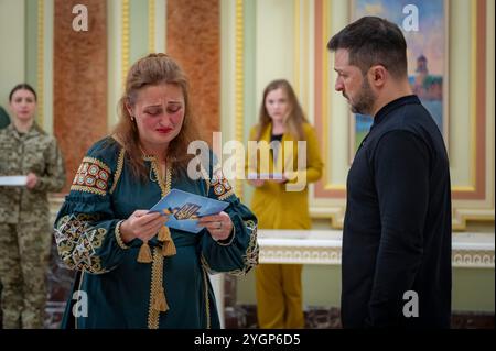 Kiev, Ucraina. 8 novembre 2024. Il presidente ucraino Volodymyr Zelenskyy, a destra, presenta i certificati per appartamenti gratuiti agli eroi dell'Ucraina e ai familiari dei guerrieri caduti durante una cerimonia al Palazzo Mariinskyi, 8 novembre 2024 a Kiev, Ucraina. Credito: Presidenza Ucraina/Ufficio stampa presidenziale ucraino/Alamy Live News Foto Stock
