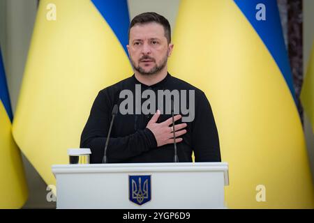 Kiev, Ucraina. 8 novembre 2024. Il presidente ucraino Volodymyr Zelenskyy, sta per l'inno nazionale prima di rilasciare certificati per appartamenti gratuiti agli Eroi d'Ucraina e ai familiari dei guerrieri caduti durante una cerimonia al Palazzo Mariinskyi, 8 novembre 2024 a Kiev, Ucraina. Credito: Presidenza Ucraina/Ufficio stampa presidenziale ucraino/Alamy Live News Foto Stock