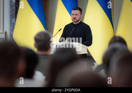 Kiev, Ucraina. 8 novembre 2024. Il presidente ucraino Volodymyr Zelenskyy, pronuncia le sue osservazioni prima di rilasciare certificati per appartamenti gratuiti agli eroi dell'Ucraina e ai familiari dei guerrieri caduti durante una cerimonia al Palazzo Mariinskyi, 8 novembre 2024 a Kiev, Ucraina. Credito: Presidenza Ucraina/Ufficio stampa presidenziale ucraino/Alamy Live News Foto Stock