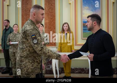 Kiev, Ucraina. 8 novembre 2024. Il presidente ucraino Volodymyr Zelenskyy, a destra, presenta i certificati per appartamenti gratuiti agli eroi dell'Ucraina e ai familiari dei guerrieri caduti durante una cerimonia al Palazzo Mariinskyi, 8 novembre 2024 a Kiev, Ucraina. Credito: Presidenza Ucraina/Ufficio stampa presidenziale ucraino/Alamy Live News Foto Stock