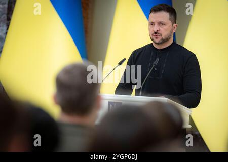 Kiev, Ucraina. 8 novembre 2024. Il presidente ucraino Volodymyr Zelenskyy, pronuncia le sue osservazioni prima di rilasciare certificati per appartamenti gratuiti agli eroi dell'Ucraina e ai familiari dei guerrieri caduti durante una cerimonia al Palazzo Mariinskyi, 8 novembre 2024 a Kiev, Ucraina. Credito: Presidenza Ucraina/Ufficio stampa presidenziale ucraino/Alamy Live News Foto Stock