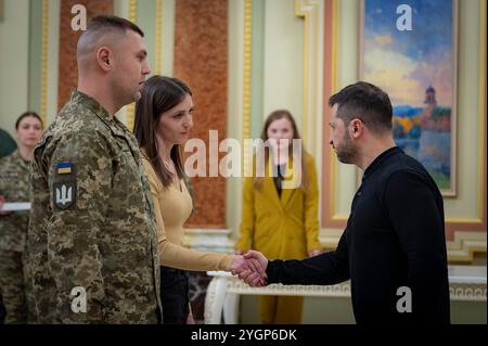 Kiev, Ucraina. 8 novembre 2024. Il presidente ucraino Volodymyr Zelenskyy, a destra, presenta i certificati per appartamenti gratuiti agli eroi dell'Ucraina e ai familiari dei guerrieri caduti durante una cerimonia al Palazzo Mariinskyi, 8 novembre 2024 a Kiev, Ucraina. Credito: Presidenza Ucraina/Ufficio stampa presidenziale ucraino/Alamy Live News Foto Stock