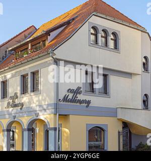 Slavonski Brod, Croazia - 22 ottobre 2024: Caffe Bar Mollinary Building presso Promenade Brace Maric Fall Day. Foto Stock