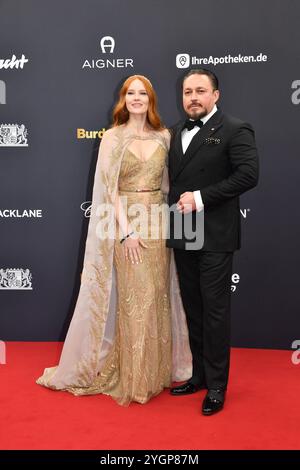 Barbara Meier mit Ehemann Klemens Hallmann / Bambi 2024 / Verleihung des Goldenen Rehs / Bavaria-Studios / München / 07. Novembre 2024 *** Barbara Meier con il marito Klemens Hallmann Bambi 2024 Premio dei Golden Deer Bavaria Studios Monaco di Baviera 07 novembre 2024 Foto Stock