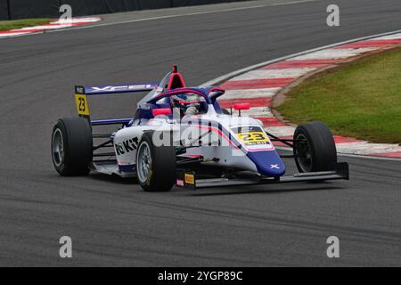 Zack Scoular, Xcel Motorsport, ROKIT F4 British Championship, certificato dalla FIA, tre gare di venti minuti nel weekend sul Donington Grand Foto Stock