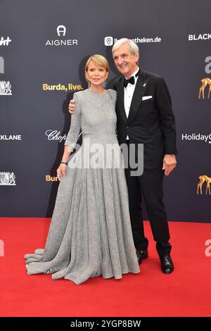 Uschi Glas mit Ehemann Dieter Hermann / Bambi 2024 / Verleihung des Goldenen Rehs / Bavaria-Studios / München / 07. Novembre 2024 *** Uschi Glas con il marito Dieter Hermann Bambi 2024 Premio dei Golden Deer Bavaria Studios Monaco di Baviera 07 novembre 2024 Foto Stock