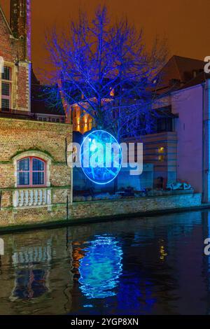 Belgio, Bruges, luce natalizia sul canale Groenerei Foto Stock