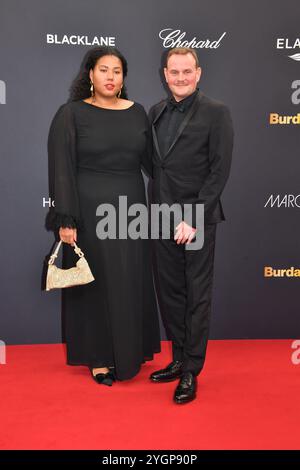 Devid Striesow mit Ehefrau Ines Ganzberger-Striesow / Bambi 2024 / Verleihung des Goldenen Rehs / Bavaria-Studios / München / 07. Novembre 2024 *** Devid Striesow con moglie Ines Ganzberger Striesow Bambi 2024 Premio del Golden Deer Bavaria Studios Monaco di Baviera 07 novembre 2024 Foto Stock