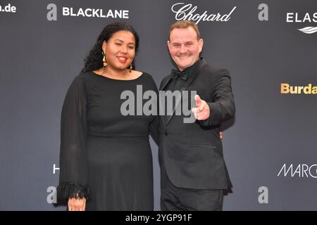 Devid Striesow mit Ehefrau Ines Ganzberger-Striesow / Bambi 2024 / Verleihung des Goldenen Rehs / Bavaria-Studios / München / 07. Novembre 2024 *** Devid Striesow con moglie Ines Ganzberger Striesow Bambi 2024 Premio del Golden Deer Bavaria Studios Monaco di Baviera 07 novembre 2024 Foto Stock