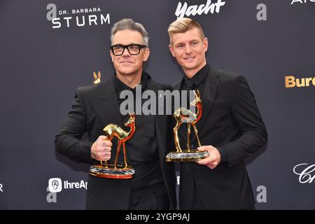 Robbie Williams e Toni Kroos / Bambi 2024 / Verleihung des Goldenen Rehs / Bavaria-Studios / München / 07. Novembre 2024 *** Robbie Williams e Toni Kroos Bambi 2024 cerimonia del Golden Deer Award Bavaria Studios Monaco di Baviera 07 novembre 2024 Foto Stock