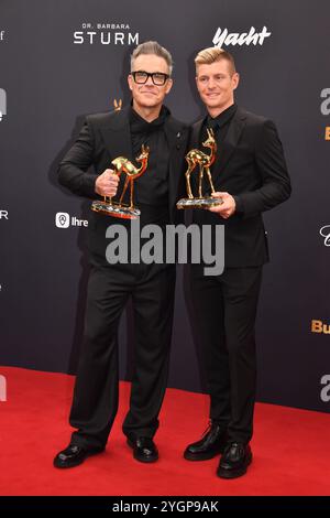 Robbie Williams e Toni Kroos / Bambi 2024 / Verleihung des Goldenen Rehs / Bavaria-Studios / München / 07. Novembre 2024 *** Robbie Williams e Toni Kroos Bambi 2024 cerimonia del Golden Deer Award Bavaria Studios Monaco di Baviera 07 novembre 2024 Foto Stock