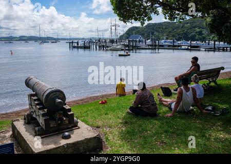 Un vecchio cannone del XIX secolo e vista sul porto di Russell, Bay of Islands, North Island, nuova Zelanda Foto Stock