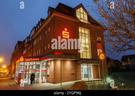 06.11.2024: Gebäude der Sparkasse Uecker Randow in Pasewalk an der Stettiner Straße Pasewalk Mecklenburg - Vorpommern Deutschland *** 06 11 2024 edificio Sparkasse Uecker Randow in Pasewalk in Stettiner Strasse Pasewalk Mecklenburg-Vorpommern Germania Foto Stock