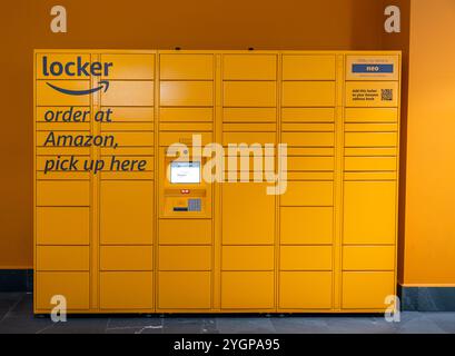 Amazon Secure Locker arancioni di varie dimensioni situati in un centro commerciale con il logo Amazon di spicco. Ordina su Amazon, ritira qui visibile Foto Stock