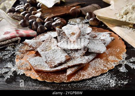 Corteccia di castagne, dessert invernale con farina di castagne e zucchero a velo Foto Stock