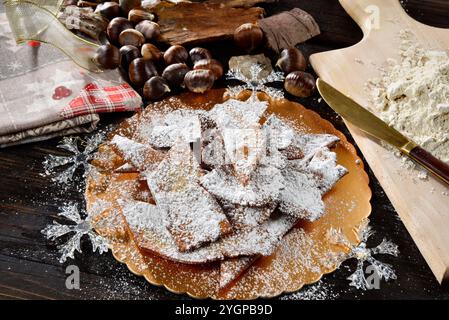 Corteccia di castagne, dessert invernale con farina di castagne e zucchero a velo Foto Stock