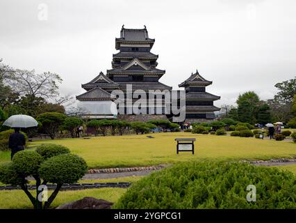 Il castello di Matsumoto, noto anche come castello di Fukashi, è uno dei principali castelli storici del Giappone. Foto Stock