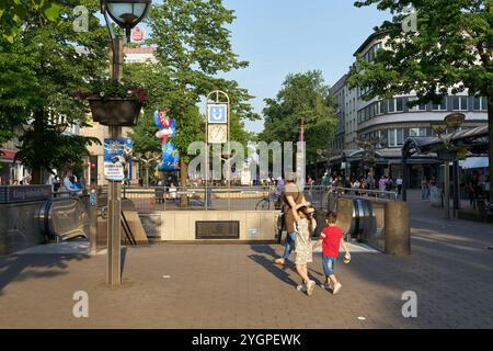 Accesso alla U-Bahn, metropolitana a König Heinrich Platz nel centro di Duisburg in Germania Foto Stock