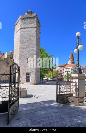 Distretto storico di Zara in Croazia. Veduta di Five Wells Square con la Torre del Capitano. Foto Stock