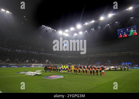 Milano, Italia. 7 novembre 2024. Italia, Milano, 2024-11-06: Squadre in campo centrale per la presentazione della partita durante la partita di calcio FC Inter vs Arsenal FC, UCL 2024-2025, League Phase Matchday 4, San Siro StadiumItaly, Milan, 2024 11 06: FC Inter vs Arsenal FC, UCL 2024-2025, League Phase - Matchday 4 allo stadio San Siro (foto di Fabrizio Andrea Bertani/Pacific Press/Sipa USA) credito: SIPA News USA/Alamy Live Foto Stock