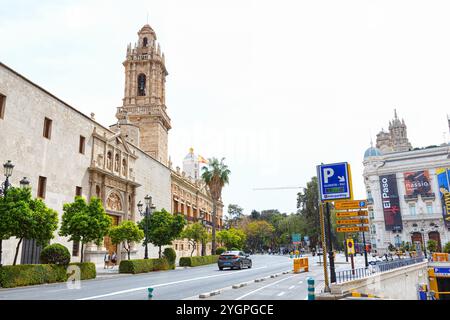 La strada di città del Messico presenta splendidi edifici storici, alberi lussureggianti e un'alta torre dell'orologio che crea una pittoresca vista urbana. Foto Stock