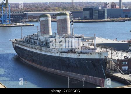 Philadelphia, Pennsylvania, Stati Uniti. 8 novembre 2024. La SS United States, vista ormeggiata, dovrebbe essere spostata il 14 novembre e convertita in una barriera artificiale destinata ad essere affondata in Florida. 8 novembre 2024, Philadelphia, Pennsylvania. Crediti: MP34/Media Punch/Alamy Live News Foto Stock