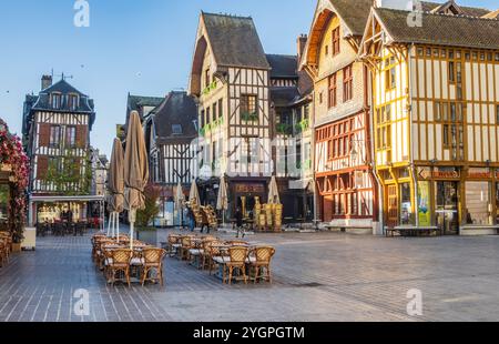 Troyes, Francia - 4 novembre 2024: Terrazze di ristoranti e case in legno nella piazza Place Alexandre Israel nella città di Troyes Foto Stock