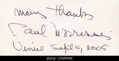 2005 , 10 settembre, VENEZIA , ITALIA : l'autografo del regista americano Scandalous underground , sceneggiatore e produttore PAUL MORRISSEY ( 1938 - 2024 ). Figura chiave della scena POP ART americana, collaboratore di ANDY WARHOL , che ha promosso molti dei suoi film, ha continuato a lavorare in modo indipendente anche al culmine della sua fama. Dal 1966 alla prima metà del 1967 fu il manager ufficiale, insieme a Warhol stesso, dei Velvet Underground. Autografo donato ad un pubblico di cinema durante il Movie Film Festival 62 e Mostra del Cinema al Lido di Venezia , dove Morrissey era precursore Foto Stock