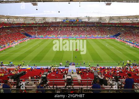 Stoccarda, Germania - 26 giugno 2024: Stuttgart Arena (alias MHPArena) di Stoccarda decorata in UEFA EURO 2024, vista durante la partita della fase a gironi UEFA EURO 2024 Ucraina contro Belgio Foto Stock